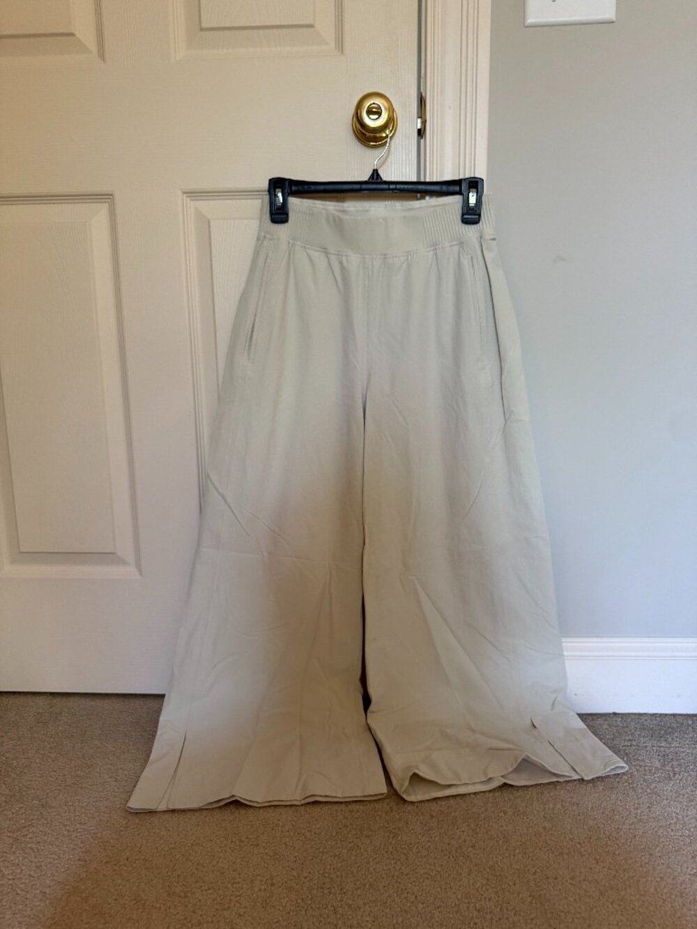 Lululemon Bone Stretch Woven Wide-Legged Cropped Pant